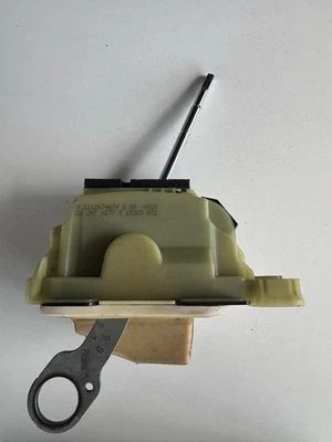 03-09 MERCEDES W211 E350 E550 FLOOR GEAR SELECTOR SHIFTER 2112674624 OEM - Image 1 of 4