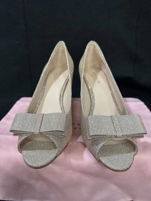 Kate Spade “Cecilia” Oro Rosa Brillo Peep Toe con Arco 9M En Caja + Bolsa para el Polvo Foto 1 de 4