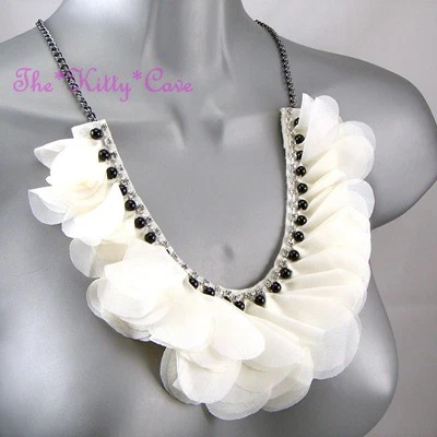 Colar chique creme branco babado flor corpete frisado babador com cristais Swarovski - Imagem 1 de 4