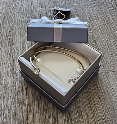 Brazalete abierto tono dorado imitación perlas y piedras blancas Foto 1 de 4