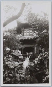Photo instantanée pavillon rocher jardin et dame, Shanghai Chine voyage 1936 - Photo 1/2