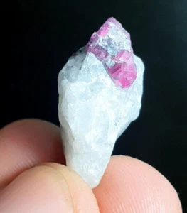 23 Carats Very Nice Quality Ruby Specimen piece - Picture 1 of 4