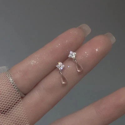Aretes con gota de agua tono plata para mujer con borla de cristal joyería clásica. Foto 1 de 4