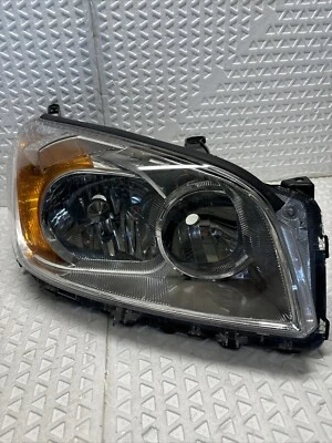 Capa para farol lateral direito do passageiro Toyota RAV4 2009-2012 TYC 20-9157-00-9 - Imagem 1 de 4