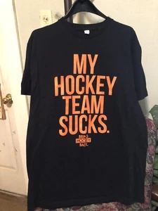 Alstyle Maglietta Uomo My Hockey Team Sucks Porta Hockey Indietro, Nero, Medium - Foto 1 di 4