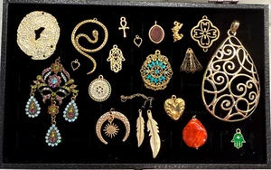 Lote de 19 dijes y colgantes vintage y modernos - tono dorado, esmalte, diamantes de imitación - Imagen 1 de 4