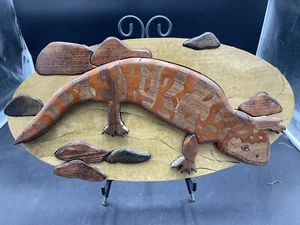 "Arte de pared de iguana 2017 mosaico de madera con intarsia 19"" por 10"" de Gary Adams" - Imagen 1 de 2
