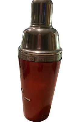 Coctelera roja con recetas de bebidas integradas Foto 1 de 4