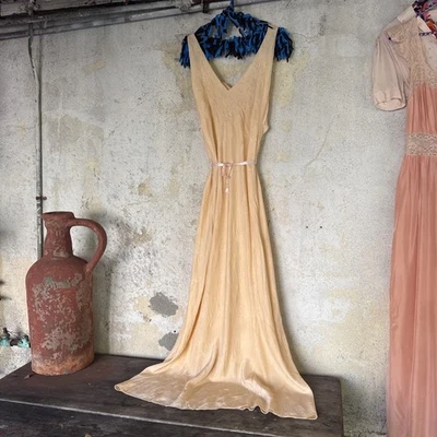 Vestido sin Mangas Vintage Años 30 Melocotón Seda Corte Sesgado Encaje Bordado Corpiño Maxi Floral Foto 1 de 4