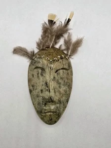 Máscara de espíritu de piedra tallada Norman Alaska firmada de colección cara con plumas.  - Imagen 1 de 9