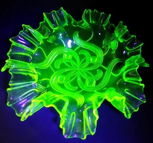 Uranium ruffled glass plate on four legs, 19th/20th century, Art Nouveau style - Picture 1 of 8