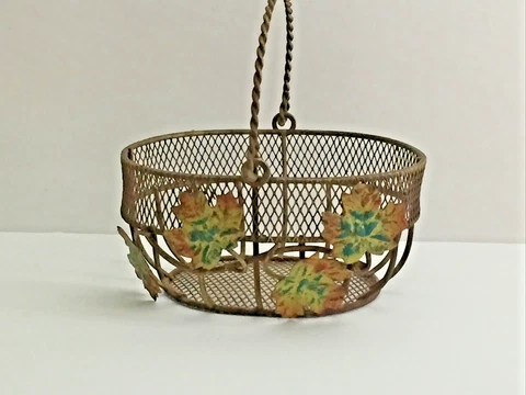 Vtg Rustic Oval Basket Metal  Woven Wire Ivy Leaves Decorated Folding Handle 6"D Cover