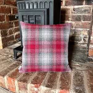 1381. Traditional red Check Handmade Cushion Cover, Various sizes - Picture 1 of 7