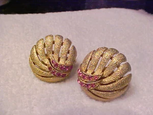 VTG ~ CROWN TRIFARI ~ Textured ~ Gold Tone & Pink RS Earrings ~ Clip-On ~ SIGNED - Picture 1 of 2