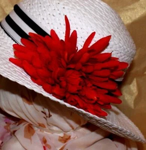 CHIC WOMEN'S SUMMER WIDE BRIM WHITE HAT w/BLACK+WHITE BAND & RED FLOWER - BNWOT - Picture 1 of 1