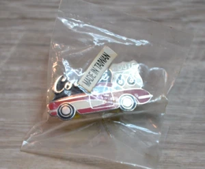 Chevrolet Corvette Convertible US Route 66 Rojo Blanco Solapa Pin Recuerdo - Imagen 1 de 3