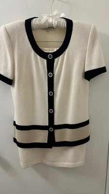 Hermosa Chaqueta Off White 2 Piezas Colección St John's Talla 2 Falda Talla 4 Foto 1 de 4