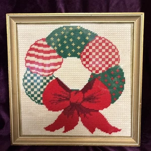"Corona de Navidad vintage 1980 hecha a mano enmarcada a punta de aguja arte de pared firmado 12,5""" - Imagen 1 de 3