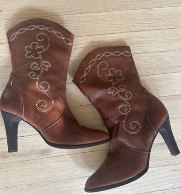 Botas Matisse Para Mujer 8.5 Cuero Marrón Floral Bordado Tachuelas Tacón Occidental Foto 1 de 4