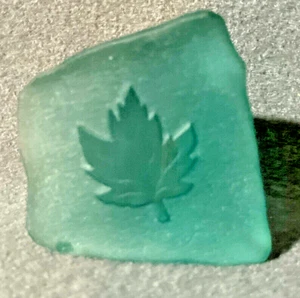 Pisapapeles tallada hoja de arce piedra vidrio verde Siku Canadá vintage firmado - Imagen 1 de 6