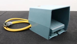 TELEMECANIQUE Fußschalter XPE-M310 Ui: 500V Uimp: 6kV AC15 240V 3A gebraucht - Picture 1 of 8