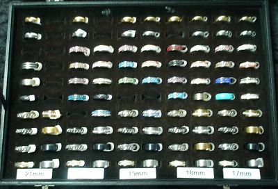 87-teiliges Edelstahlringe-Konvolut - NEU - 17-21 mm im Schaukasten - Unisex - - Bild 1 von 4