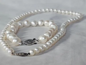 Ein Vintage Perlenkette und Armband Set mit schönen Fängen - Bild 1 von 10