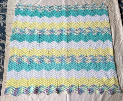 Manta de bebé afgana de ganchillo hecha a mano de colección Chevron a rayas Foto 1 de 3