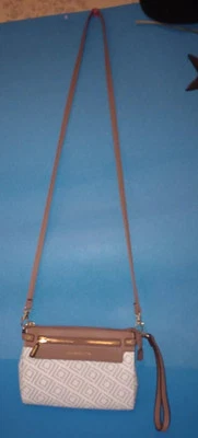 Bolso Bandolera LIZ CLAIBORNE Gris y Blanco Patrón Geométrico Con Borde Tostado Cartera Foto 1 de 4