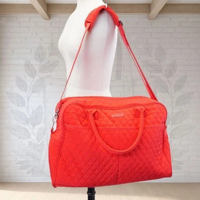 ❤️ Vera Bradley Weekender Tomate Vermelho Acolchoado Microfibra Viagem Média - Imagem 1 de 4