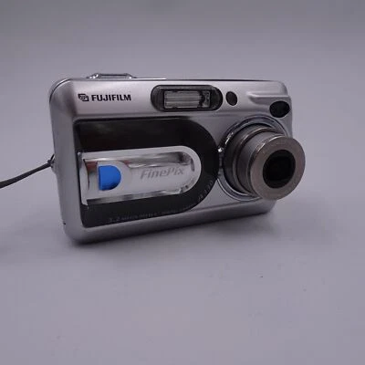 Fujifilm FinePix A330 Digitalkamera Digicam silber 3.2 MP Zustand gut - Bild 1 von 4