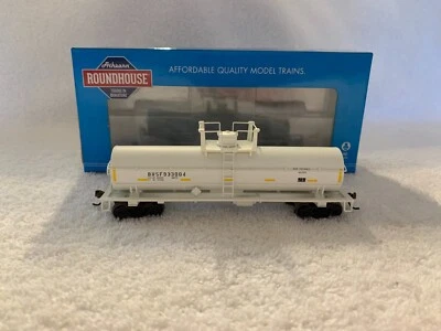Athearn/Roundhouse #RND72976 HO Scale BNSF Railway Chemical Tank Car #933004 - Image 1 of 4