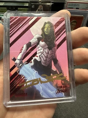 Autógrafo de artista Fleer Ultra Avengers 2022 lámina roja/63 - Gamora - John Grello Foto 1 de 2