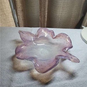 Ciotola artistica in vetro viola di Murano con disegno floreale biologico - Foto 1 di 4