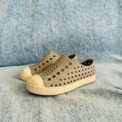 Sapato Perfurado Native Jefferson Bege Infantil Tamanho 6 - Imagem 1 de 4