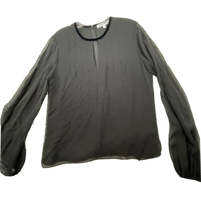 Blusa Top Elizabeth and James 100 % seda para mujer talla mediana negra lisa plisada Foto 1 de 4