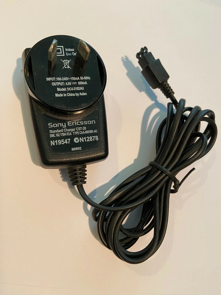 Cargador de viaje Sony Ericsson CA CST-20 original en negro paquete nuevo Foto 1 de 2