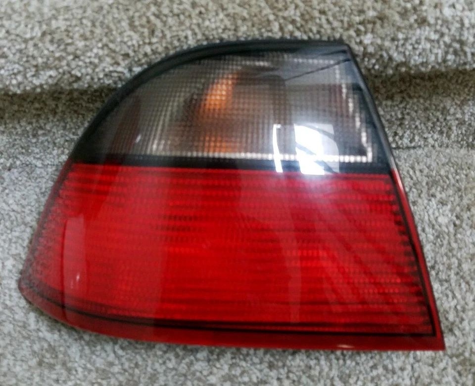 Luz trasera izquierda del lado del conductor SAAB 9-5 1999 2000 2001 usada OEM  Foto 1 de 2