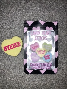 CANDY HERZINFARKTE MYSTERY BUTTON GELB BYEEEE PIN! - Bild 1 von 2