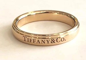 Tiffany & Co. 18K Gold Beveled Logo 4mm Wedding Band Ring - Size 9.75 - Foto 1 di 5