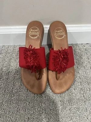 Sandalias Andre Assous rojas Novalee brillantes pesas plumas diapositivas para mujer talla 6” Foto 1 de 4