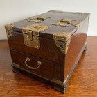 RARE ANTIQUE ORIENTAL WOODEN BRASS BOUND GEISHA GIRL TRAVEL MIRROR VANITY BOX 