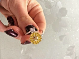 Anello Regolabile Fiore Giallo con Solitario Sopra - Foto 1 di 2