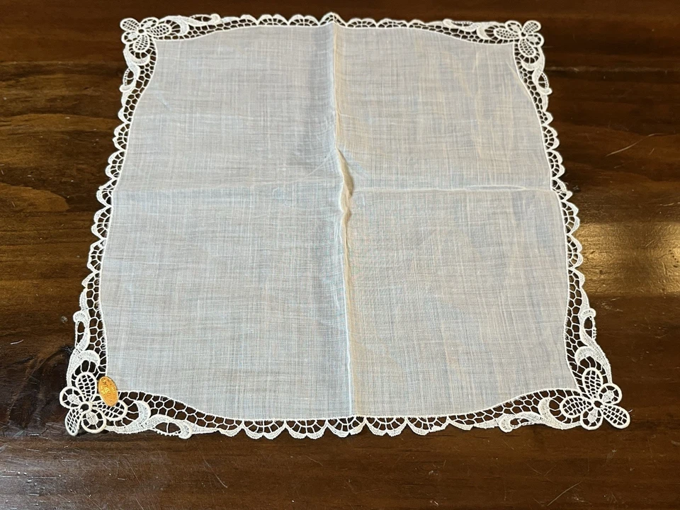 Antiguo Elegante Pañuelo de Encaje de Lino Blanco Etiqueta de Reliquia de Boda Sin Usar 🍒 Foto 1 de 4