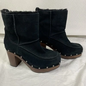 UGG Kouri Wildleder Lammfell Clog Stiefel Damen schwarz Größe 9 Plateau Absatz Nietenbesatz - Bild 1 von 10