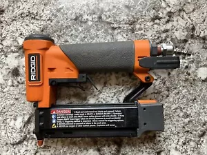 Pinner neumático sin cabeza Ridgid R138HPA calibre 23 1-3/8" - Imagen 1 de 6