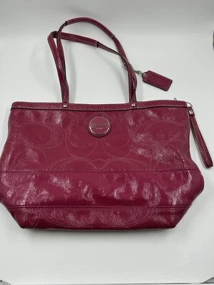 Bolso de hombro Coach charol firma Op Art rosa oscuro F15142 usado en excelente estado Foto 1 de 4