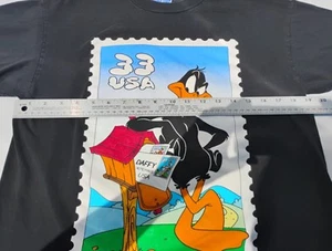 Camisa De Colección Pato Lucas Para Hombre S Negra Colección de Estampillas Looney Tunes - Imagen 1 de 7