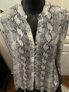 Top Chico's grigio bianco fantasia serpente con maniche lunghe taglia 2 trasparente - Foto 1 di 4