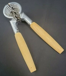 VINTAGE ~ Schiaccianoci in metallo a molla con manici in legno gadget cucina  - Foto 1 di 11